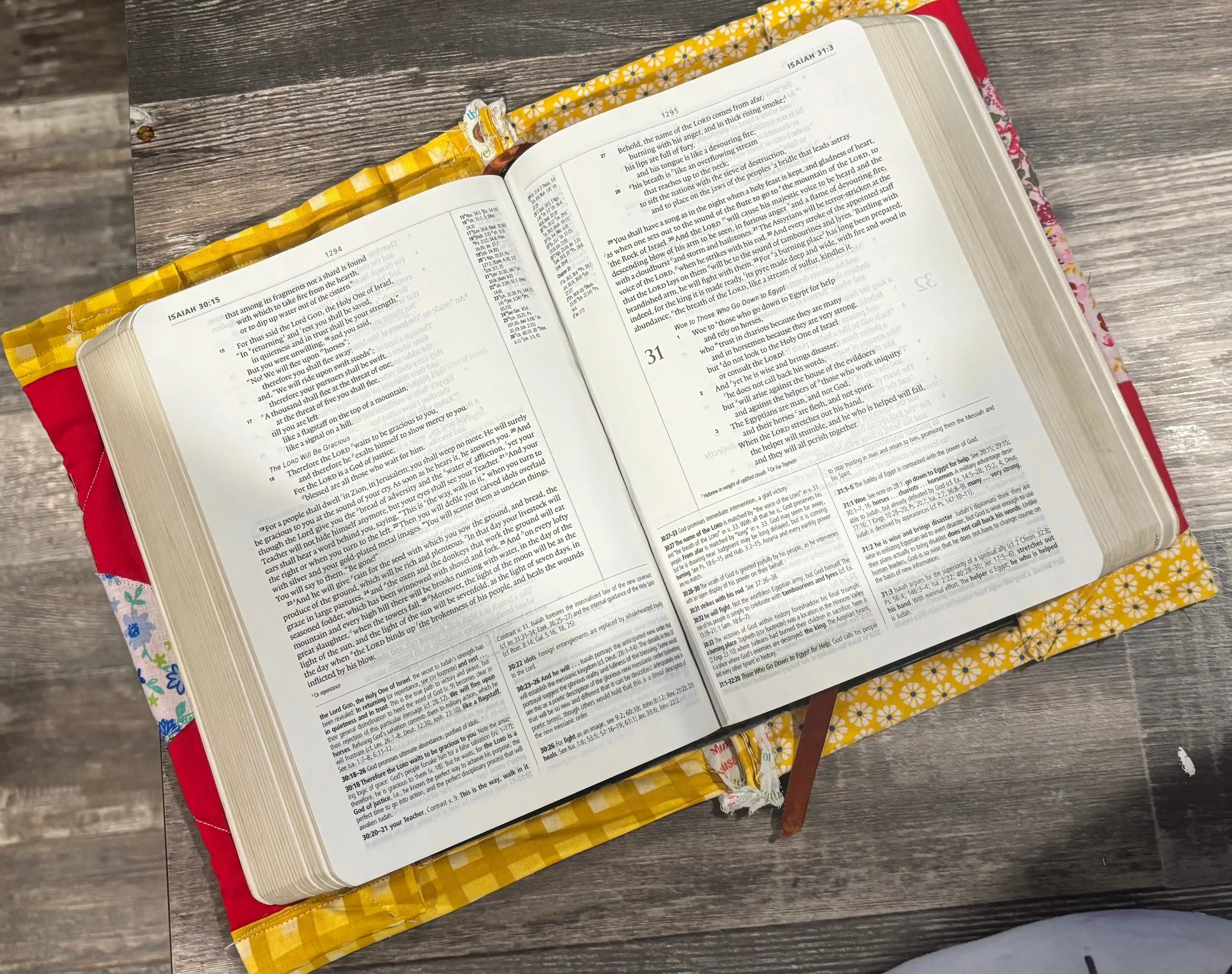 Handmade Patchwork Quilted Bible Cover – Cozy Fabric Book Protector & Inspirational Christian Gift for Women